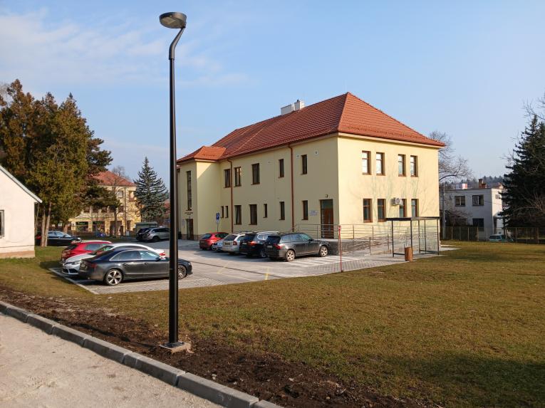 Pohľad na osvetlenie a cykloprístrešok