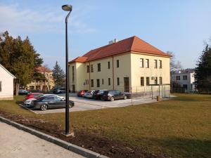 Pohľad na osvetlenie a cykloprístrešok